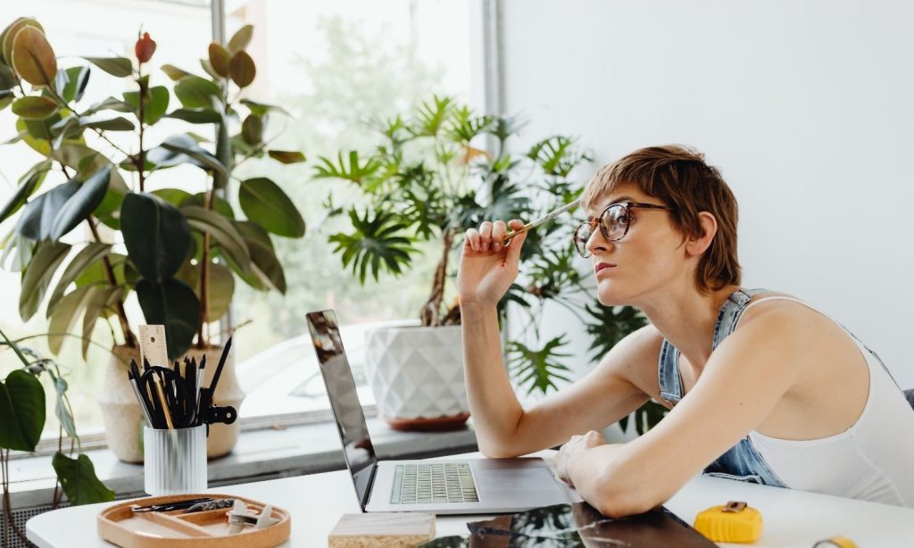 Escolher profissional online ou presencial